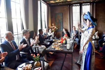 Đại sứ, Đại biện các nước châu Âu thưởng trà, ăn bánh Trung thu