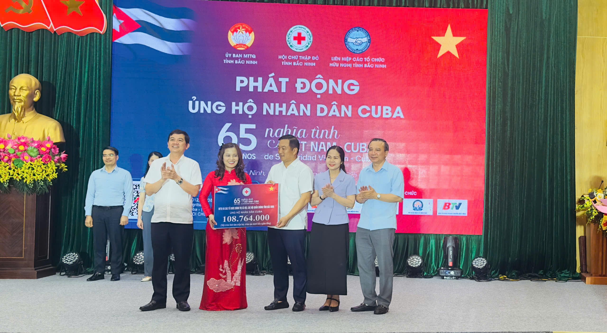 Uỷ ban Mặt trận Tổ quốc, các tổ chức chính trị - xã hội, các hội quần chúng được Đảng, Nhà nước giao nhiệm vụ trao số tiền ủng hộ 108.764.000 đồng.