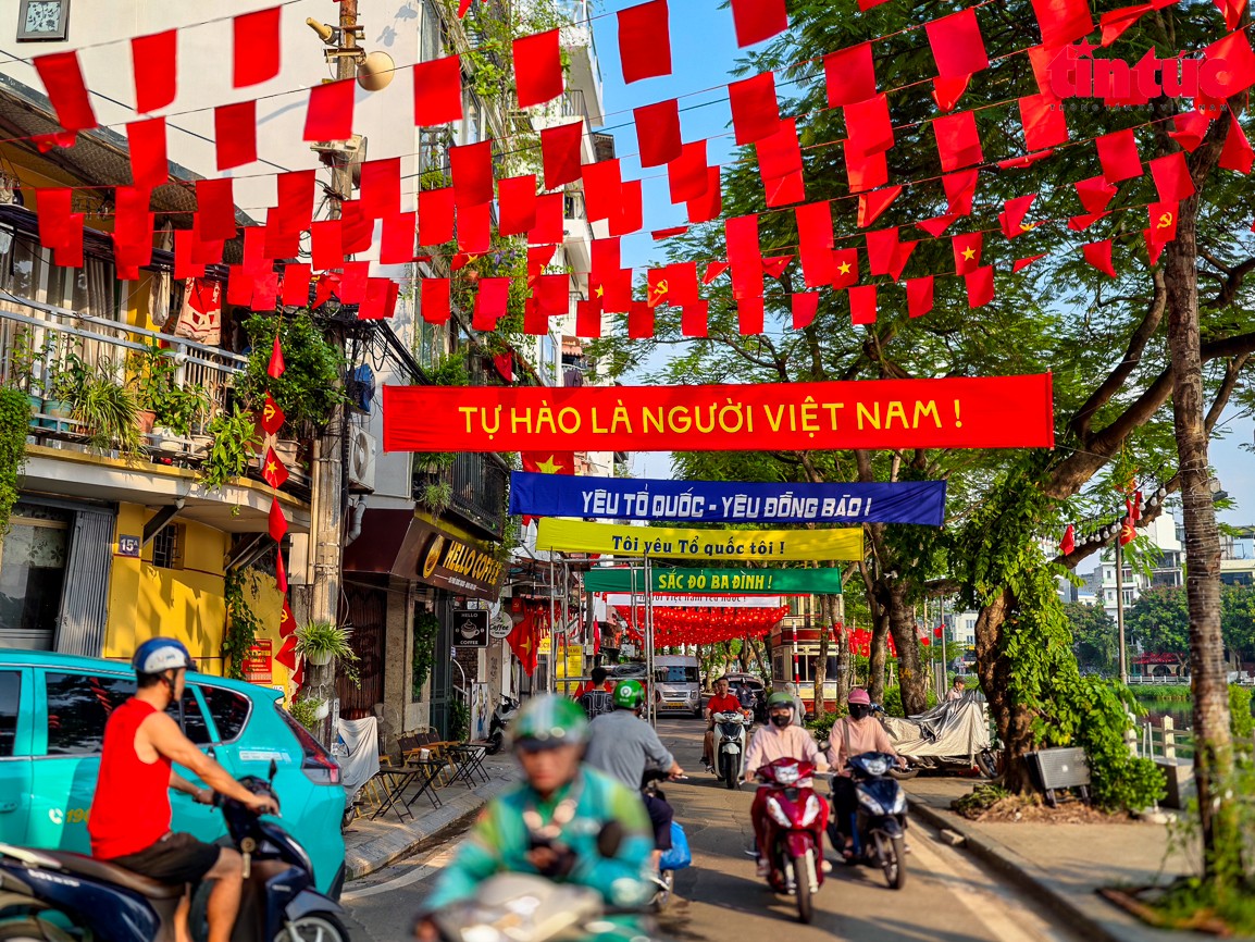  Phố Trúc Bạch (Hà Nội) rực rỡ chào mừng 80 năm Quốc khánh. (Ảnh: Báo Tin tức và Dân tộc)