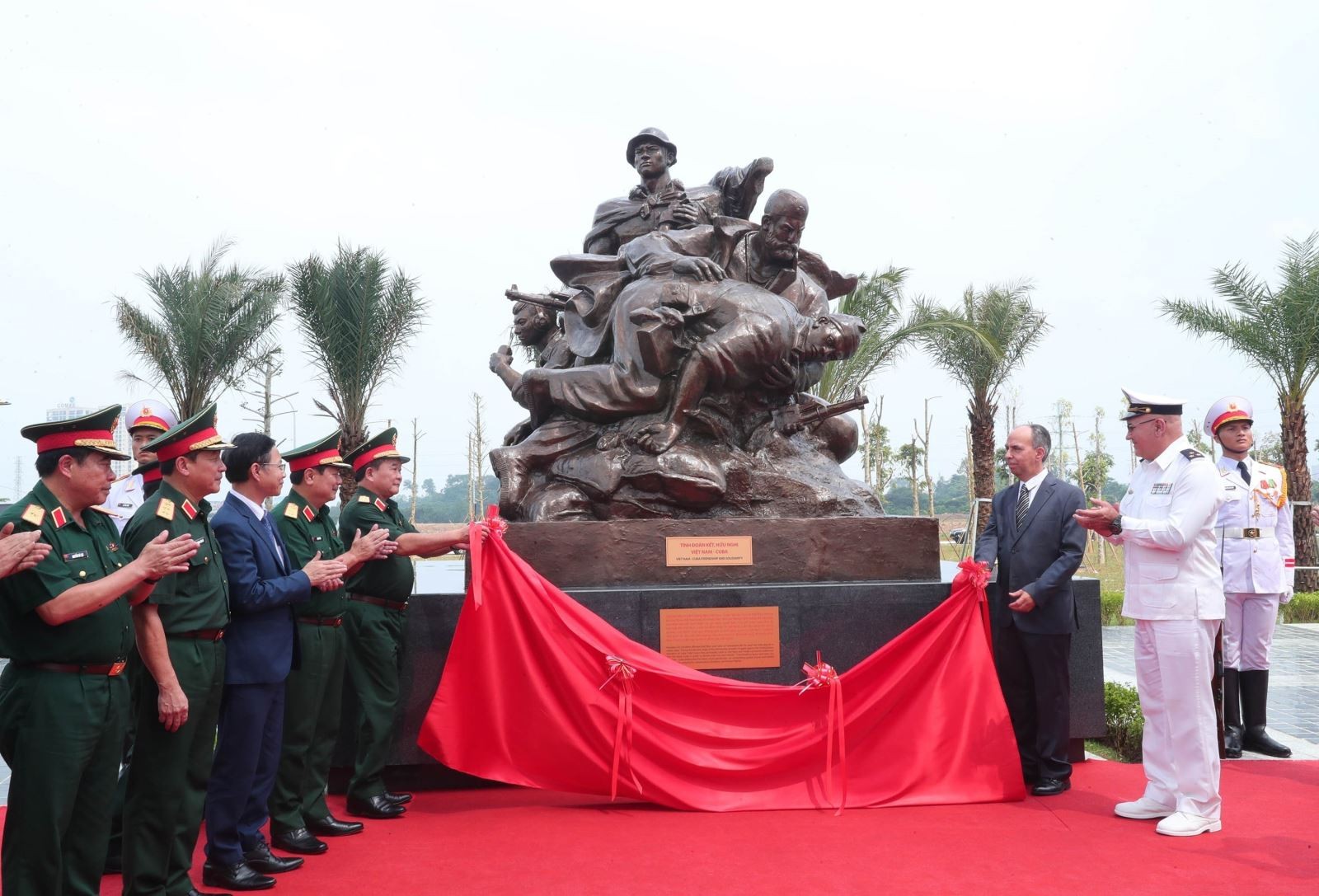 các đại biểu kéo băng khai trương cụm tượng tri ân chuyên gia quân sự Cuba. Ảnh: Trọng Đức/TTXVN