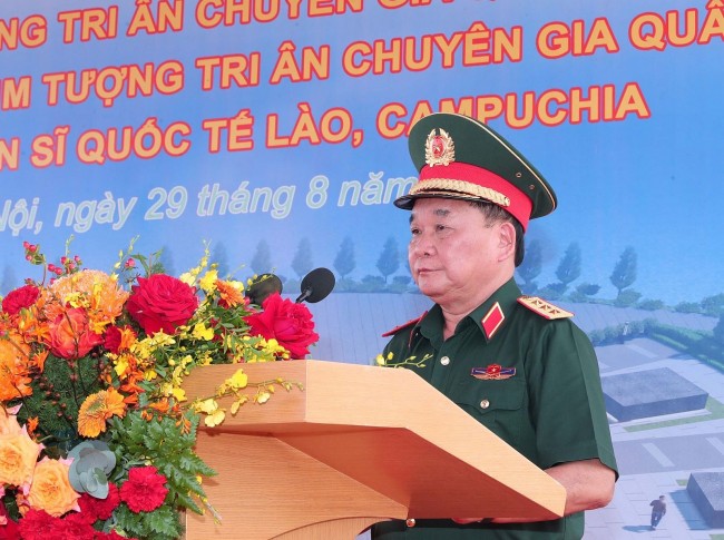 Gắn biển các cụm tượng tri ân chuyên gia quân sự nước ngoài tại Bảo tàng Lịch sử Quân sự Việt Nam