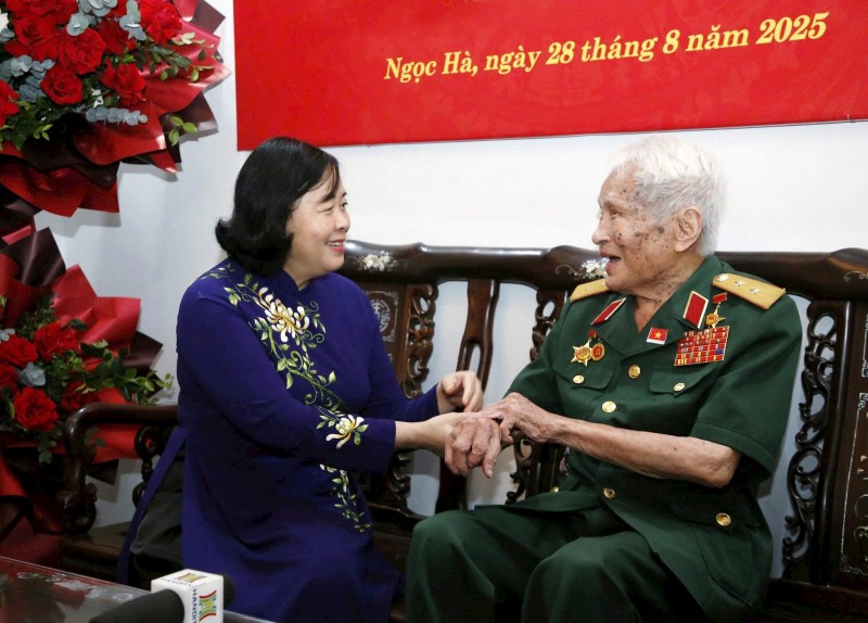 Bí thư Thành ủy Hà Nội Bùi Thị Minh Hoài trò chuyện, thăm hỏi sức khỏe Trung tướng Nguyễn Quốc Thước. (Ảnh: T.L) Bí thư Thành ủy Hà Nội Bùi Thị Minh Hoài trò chuyện, thăm hỏi sức khỏe Trung tướng Nguyễn Quốc Thước. (Ảnh: T.L)