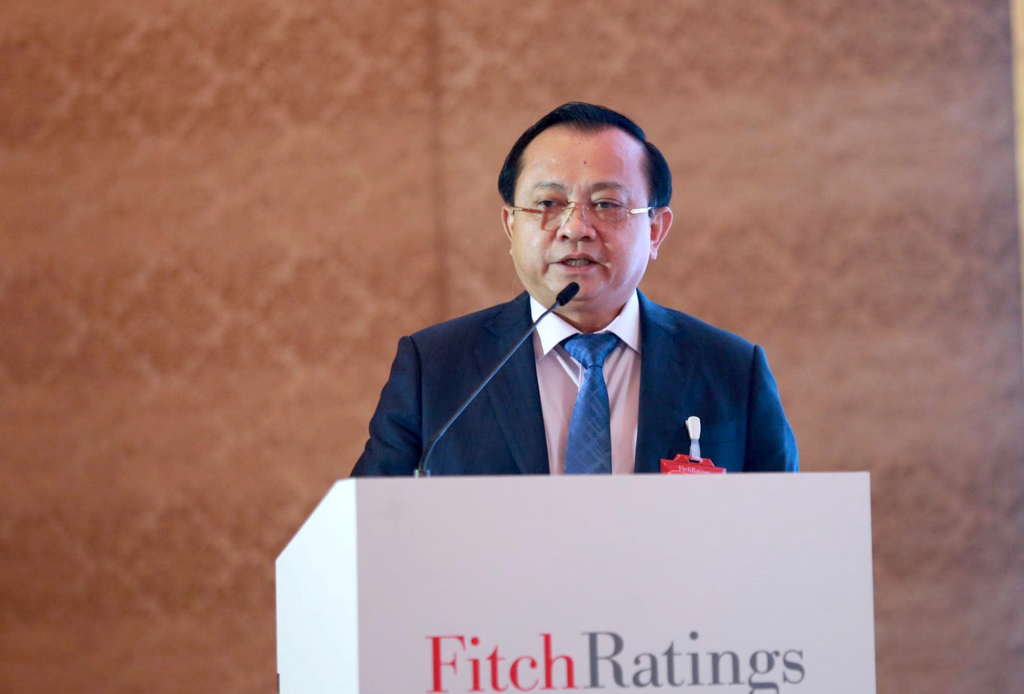 Thứ trưởng Bộ Tài chính Lê Tấn Cận phát biểu tại Hội nghị Fitch on Việt Nam 2025. (Ảnh: MOF)