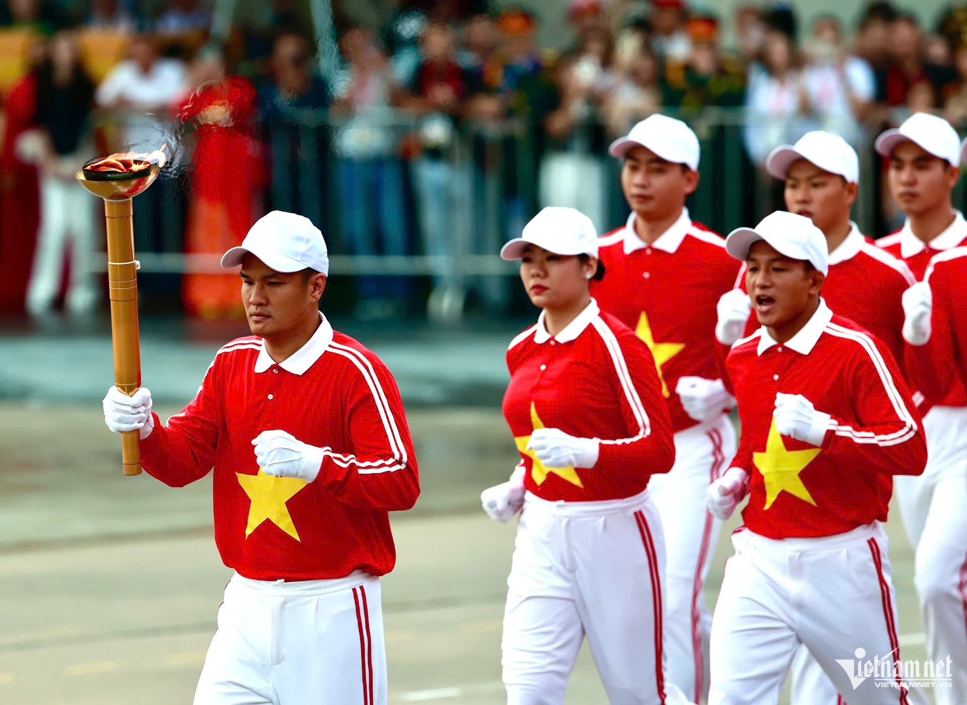Màn rước đuốc từ Bảo tàng Hồ Chí Minh về Quảng trường Ba Đình. (Ảnh: VietNamNet)