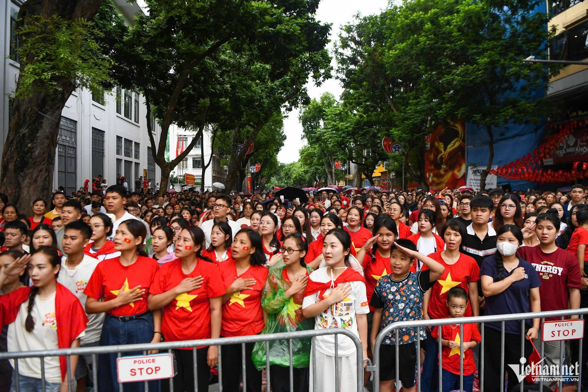 Tại điểm Tràng Tiền, Ngô Quyền người nhân cùng nhau đứng lên, đặt tay lên ngực hát vang Quốc ca. (Ảnh: VietNamNet)