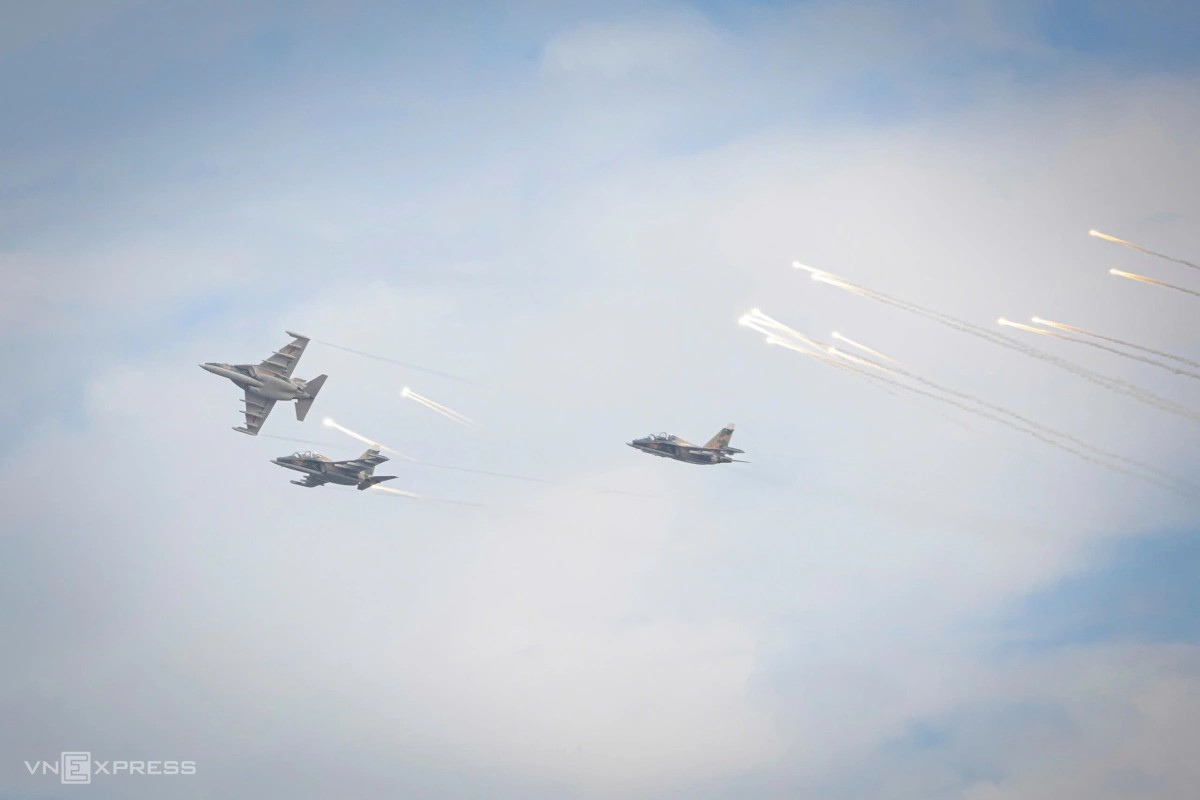 Biên đội Yak-130 phóng mồi bẫy nhiệt.