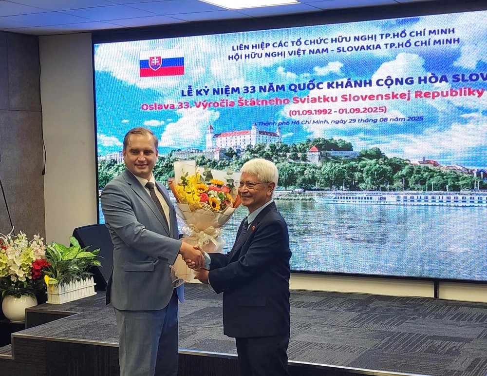 Ông Bùi Quang Hải, Chủ tịch Hội hữu nghị Việt Nam - Slovakia TP.HCM tặng hoa Đại biện lâm thời Cộng hòa Slovakia tại Việt Nam Marian Veres chúc mừng Quốc khánh Slovakia. (Ảnh: Báo Phụ Nữ TP.HCM)