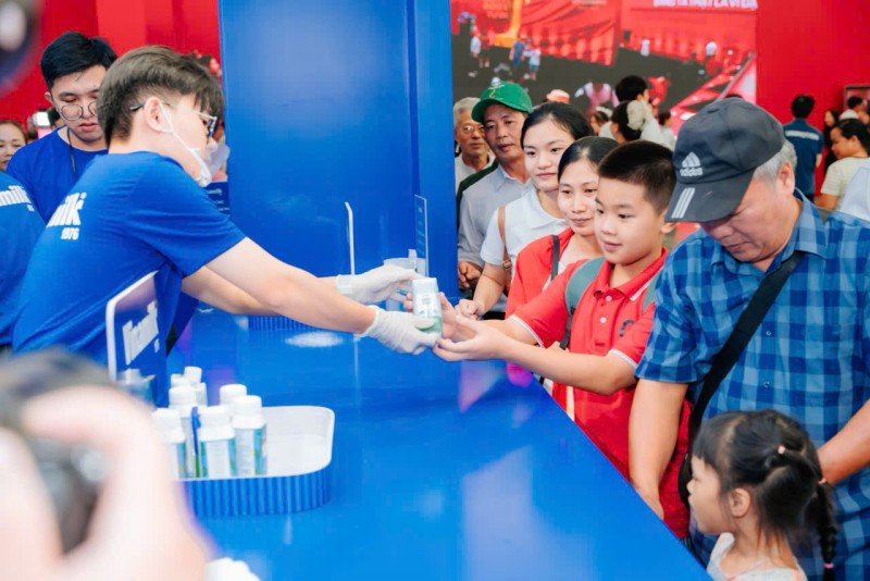Ảnh 5A hoặc Ảnh 5B (báo chọn 1 trong 2 ảnh): Nhiều em nhỏ thích mê khi được thưởng thức thêm các sản phẩm mới của hiệu sữa quen thuộc mà các em uống mỗi ngày. (Ảnh: Vi Nam)