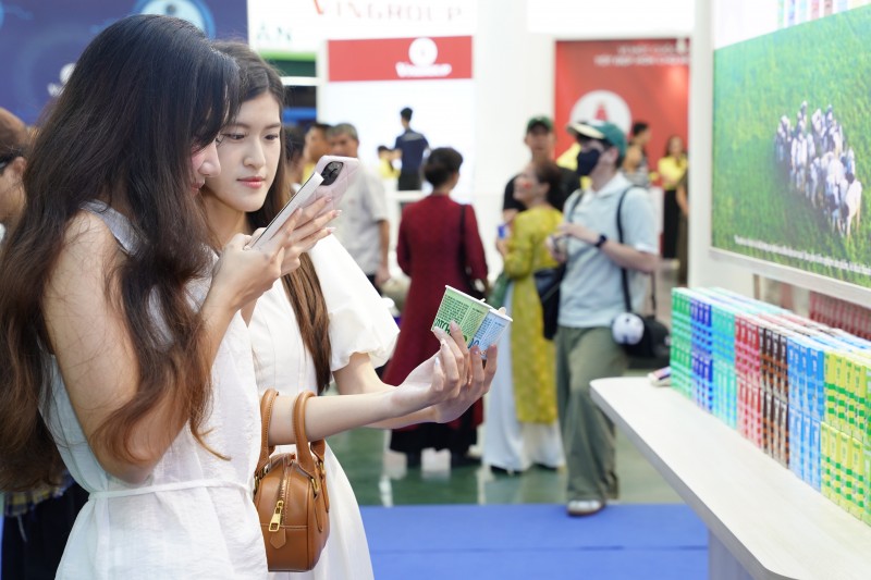         Ảnh 7A hoặc 7B (báo chọn 1 trong 2 ảnh): Các bạn trẻ đặc biệt yêu thích không gian trưng bày và trải nghiệm của Vinamilk. (Ảnh: Tịnh Không)