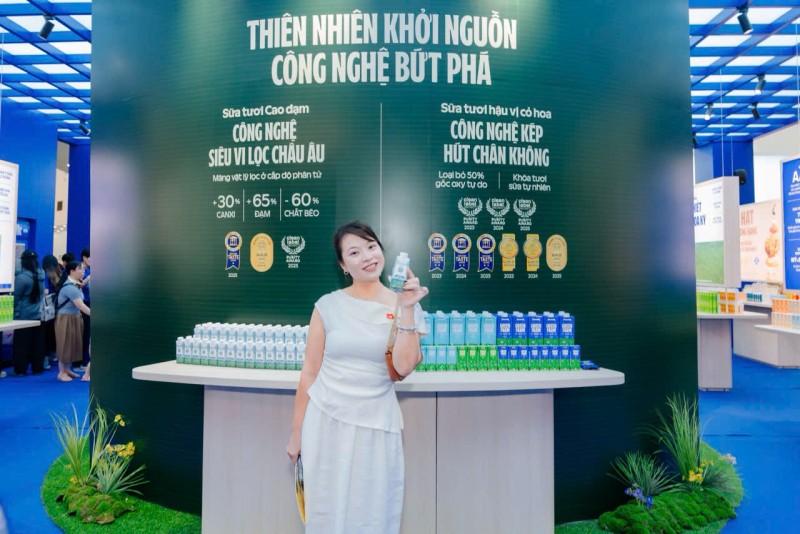 Ảnh 8A hoặc Ảnh 8B (báo chọn 1 trong 2 ảnh): Vinamilk mang đến triển lãm những trải nghiệm thú vị qua cách thể hiện trực quan về những bước đột phá trong đổi mới sáng tạo, khoa học – công nghệ tạo ra sản phẩm dinh dưỡng tiêu chuẩn quốc tế, đón đầu các xu hướng tiêu dùng. (Ảnh: Tịnh Không)