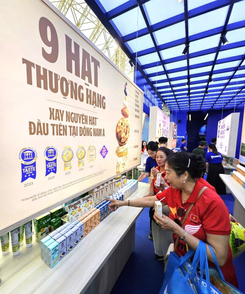 Ảnh 9A hoặc 9B (báo chọn 1 trong 2 ảnh): Các sản phẩm sữa thực vật không chứa lactose, không chất bảo quản, không thuốc diệt cỏ Glyphosate và được sản xuất với công nghệ xay nguyên hạt để giữ trọn dinh dưỡng của Vinamilk được giới thiệu đến mọi người. (Ảnh: Vi Nam)