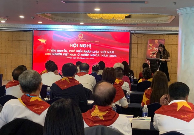 Tuyên truyền, phổ biến pháp luật cho người Việt Nam ở nước ngoài