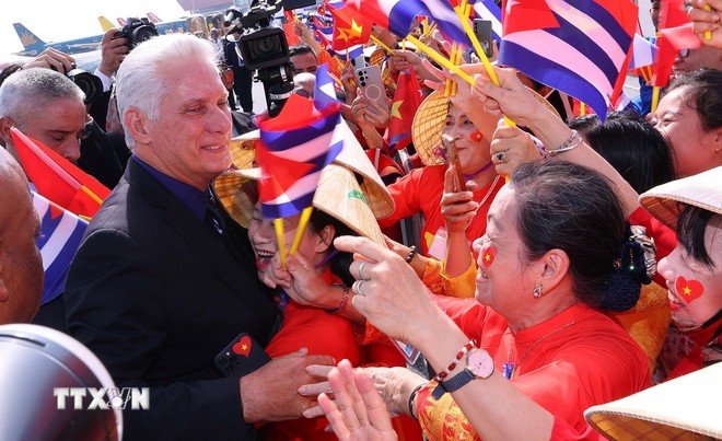 Chủ tịch nước Cuba và Phu nhân đến Hà Nội, bắt đầu thăm cấp Nhà nước