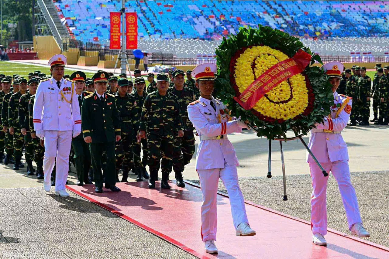 Quân nhân Nga, Lào và Campuchia vào Lăng viếng Chủ tịch Hồ Chí Minh