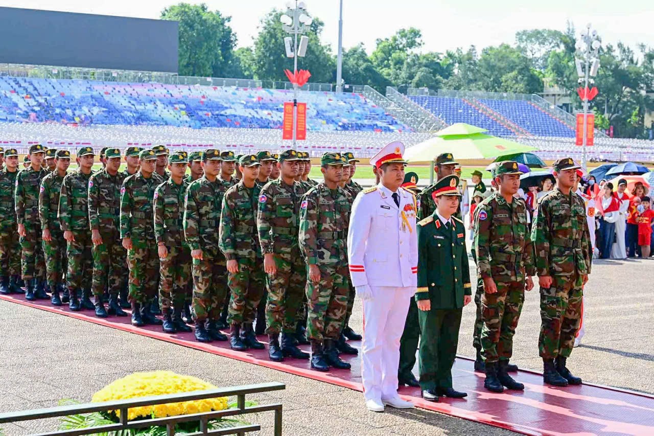 Quân nhân Nga, Lào và Campuchia vào Lăng viếng Chủ tịch Hồ Chí Minh