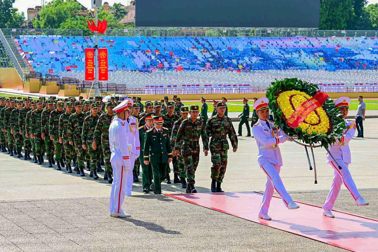 Quân nhân Nga, Lào và Campuchia vào Lăng viếng Chủ tịch Hồ Chí Minh