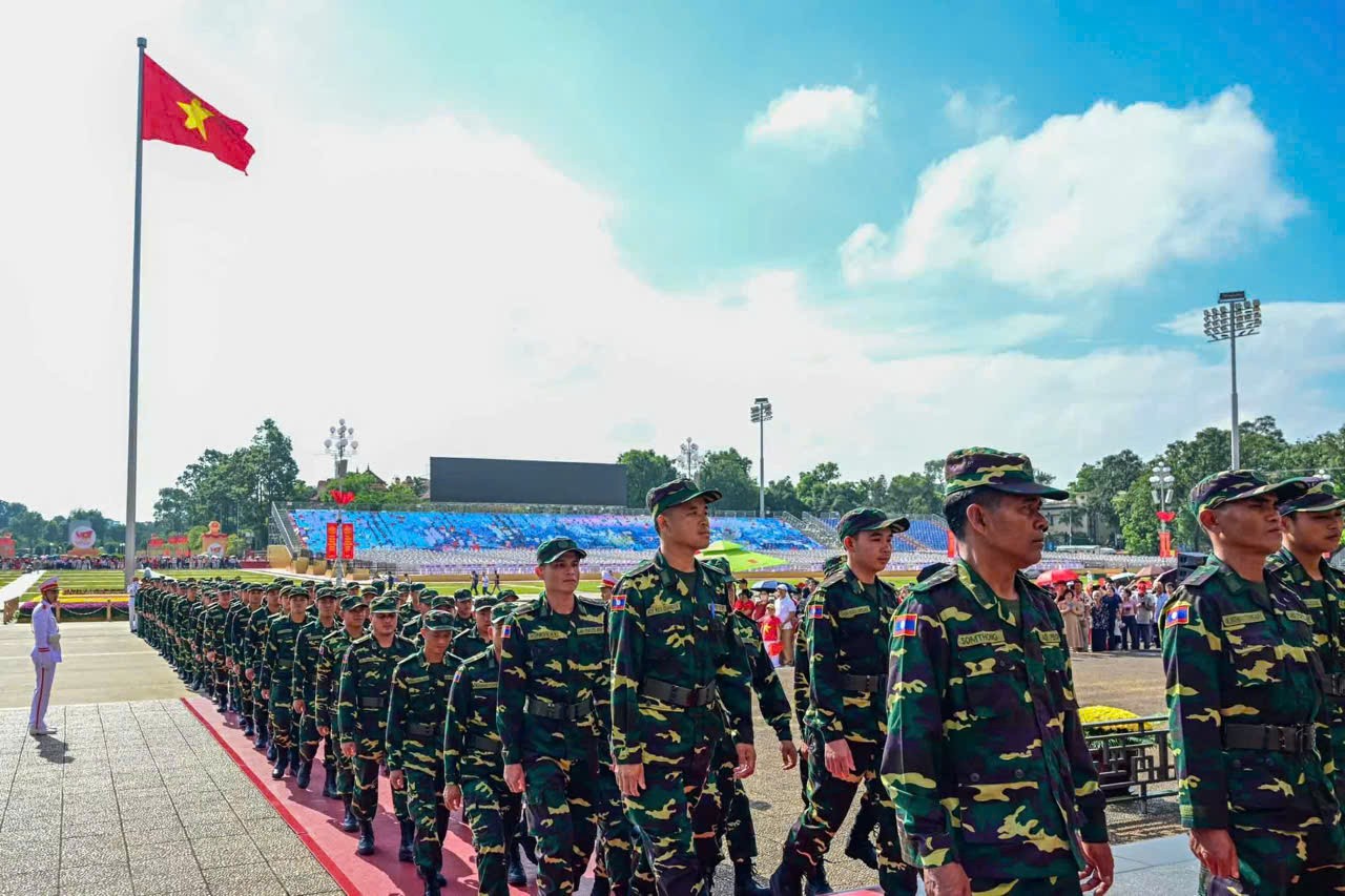 Quân nhân Nga, Lào và Campuchia vào Lăng viếng Chủ tịch Hồ Chí Minh