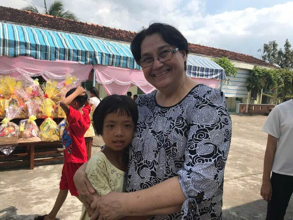 Bà Cecile Le Pham cùng em nhỏ tại Trung tâm nuôi dạy trẻ mồ côi Hoa Mai (Cần Thơ). (Ảnh: NVCC)