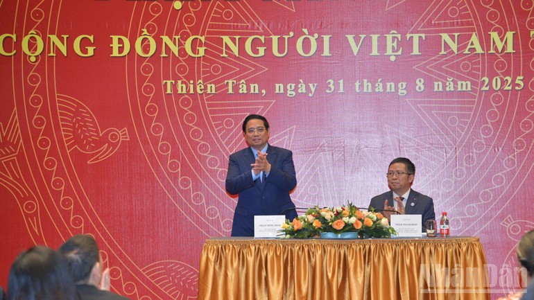 Thủ tướng Phạm Minh Chính gặp gỡ bà con cộng đồng người Việt Nam tại Trung Quốc