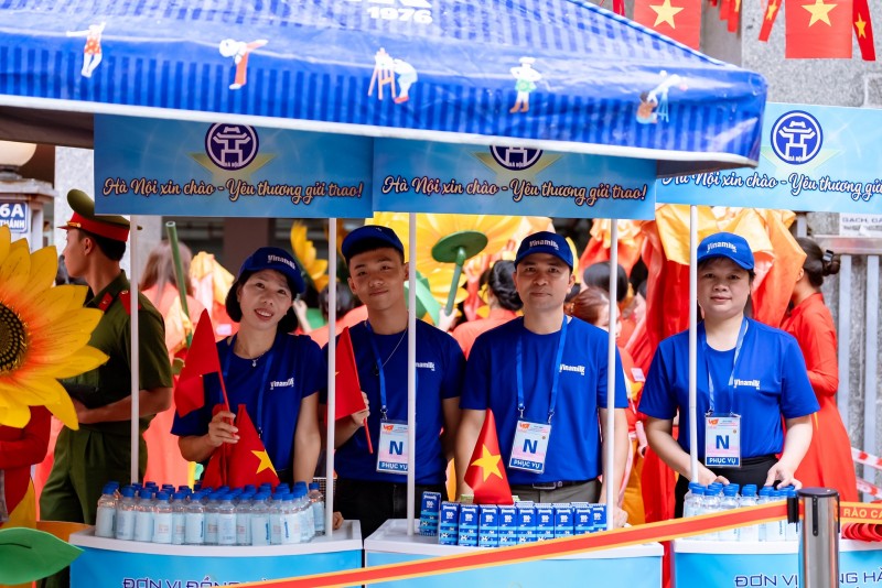Ảnh 1A hoặc Ảnh 1B (báo chọn 1 trong 2 ảnh): 15 điểm tiếp ứng các sản phẩm dinh dưỡng của Vinamilk được triển khai dọc các tuyến đường trọng điểm khá thuận tiện để phục vụ lực lượng làm nhiệm vụ và người dân tham gia cổ vũ. Hòa cùng niềm vui của nhân dân cả nước, vinh dự được nhận nhiệm vụ, đội ngũ tiếp sức dinh dưỡng của Vinamilk luôn vui tươi với tinh thần sẵn sàng phục vụ. (Ảnh: Vi Nam) Ảnh 1A hoặc Ảnh 1B (báo chọn 1 trong 2 ảnh): 15 điểm tiếp ứng các sản phẩm dinh dưỡng của Vinamilk được triển khai dọc các tuyến đường trọng điểm khá thuận tiện để phục vụ lực lượng làm nhiệm vụ và người dân tham gia cổ vũ. Hòa cùng niềm vui của nhân dân cả nước, vinh dự được nhận nhiệm vụ, đội ngũ tiếp sức dinh dưỡng của Vinamilk luôn vui tươi với tinh thần sẵn sàng phục vụ. (Ảnh: Vi Nam)
