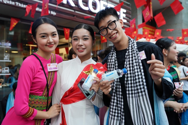 Ảnh 2A hoặc Ảnh 2B: Giữa những ngày tập luyện miệt mài, các khối quần chúng và khối văn hóa – thể thao hào hứng đón nhận nguồn dinh dưỡng thiết thực từ Vinamilk. (Ảnh: Vi Nam)