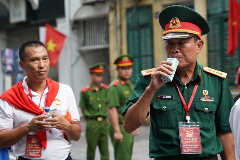 Ảnh 4A hoặc 4B (báo chọn 1 trong 2 ảnh): Ngày trước chiến đấu trên chiến trường, ngày nay các cựu chiến binh sải bước hạnh phúc trên tuyến đường diễu hành. (Ảnh: Vi Nam) Ảnh 4A hoặc 4B (báo chọn 1 trong 2 ảnh): Ngày trước chiến đấu trên chiến trường, ngày nay các cựu chiến binh sải bước hạnh phúc trên tuyến đường diễu hành. (Ảnh: Vi Nam)
