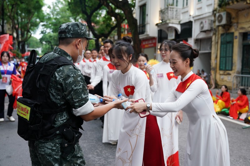 Tiếp nước giữa giờ làm nhiệm vụ. (Ảnh: Vi Nam Tiếp nước giữa giờ làm nhiệm vụ. (Ảnh: Vi Nam