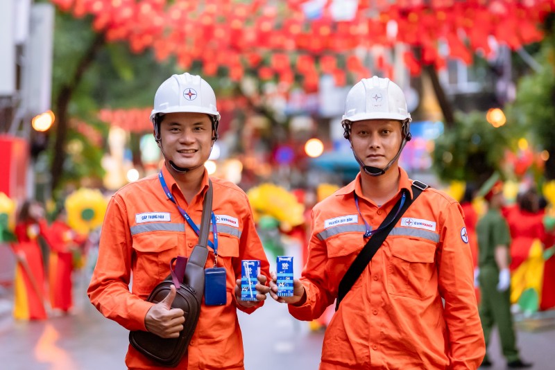 Ảnh 7: Những thanh niên khỏe mạnh của ngành điện lực cũng cần tiếp thêm dinh dưỡng để đảm bảo sức khỏe suốt thời gian thực hiện nhiệm vụ tại đại lễ. (Ảnh: Vi Nam) Ảnh 7: Những thanh niên khỏe mạnh của ngành điện lực cũng cần tiếp thêm dinh dưỡng để đảm bảo sức khỏe suốt thời gian thực hiện nhiệm vụ tại đại lễ. (Ảnh: Vi Nam)
