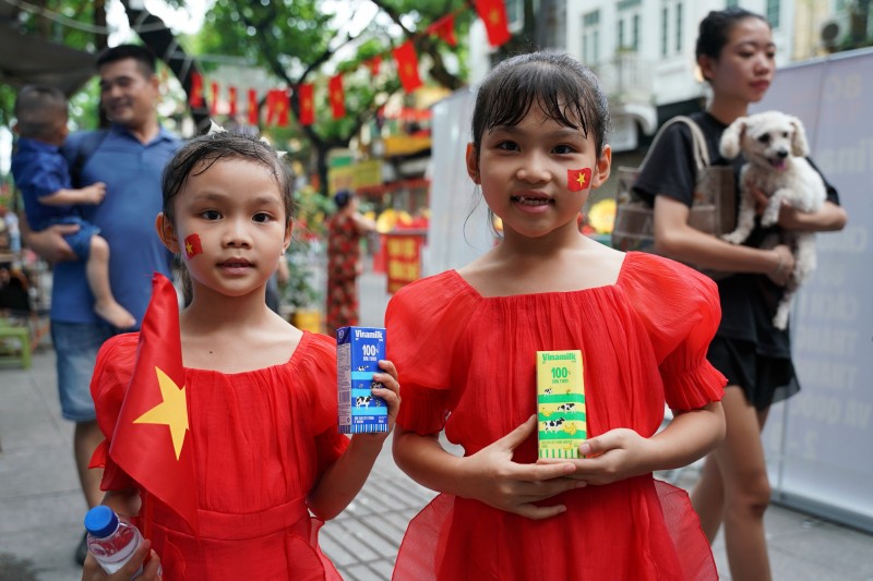 Em bé vui khoe hộp sữa Vinamilk vừa được nhận. Vinamilk luôn dành sự quan tâm đặc biệt đến trẻ em – mang đến nguồn dinh dưỡng chất lượng để các em lớn lên khỏe mạnh, vững vàng và đầy ước mơ. (Ảnh: Vi Nam) Em bé vui khoe hộp sữa Vinamilk vừa được nhận. Vinamilk luôn dành sự quan tâm đặc biệt đến trẻ em – mang đến nguồn dinh dưỡng chất lượng để các em lớn lên khỏe mạnh, vững vàng và đầy ước mơ. (Ảnh: Vi Nam)