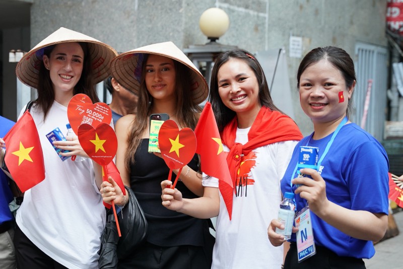 Không chỉ với người dân trong nước, không khí lễ hội đã lan tỏa đến với những người khách nước ngoài đang có mặt tại Hà Nội. Các cô gái nước ngoài hào hứng thưởng thức các sản phẩm sữa của Vinamilk tại 1 điểm tiếp sức dinh dưỡng. (Ảnh: Vi Nam) Không chỉ với người dân trong nước, không khí lễ hội đã lan tỏa đến với những người khách nước ngoài đang có mặt tại Hà Nội. Các cô gái nước ngoài hào hứng thưởng thức các sản phẩm sữa của Vinamilk tại 1 điểm tiếp sức dinh dưỡng. (Ảnh: Vi Nam)