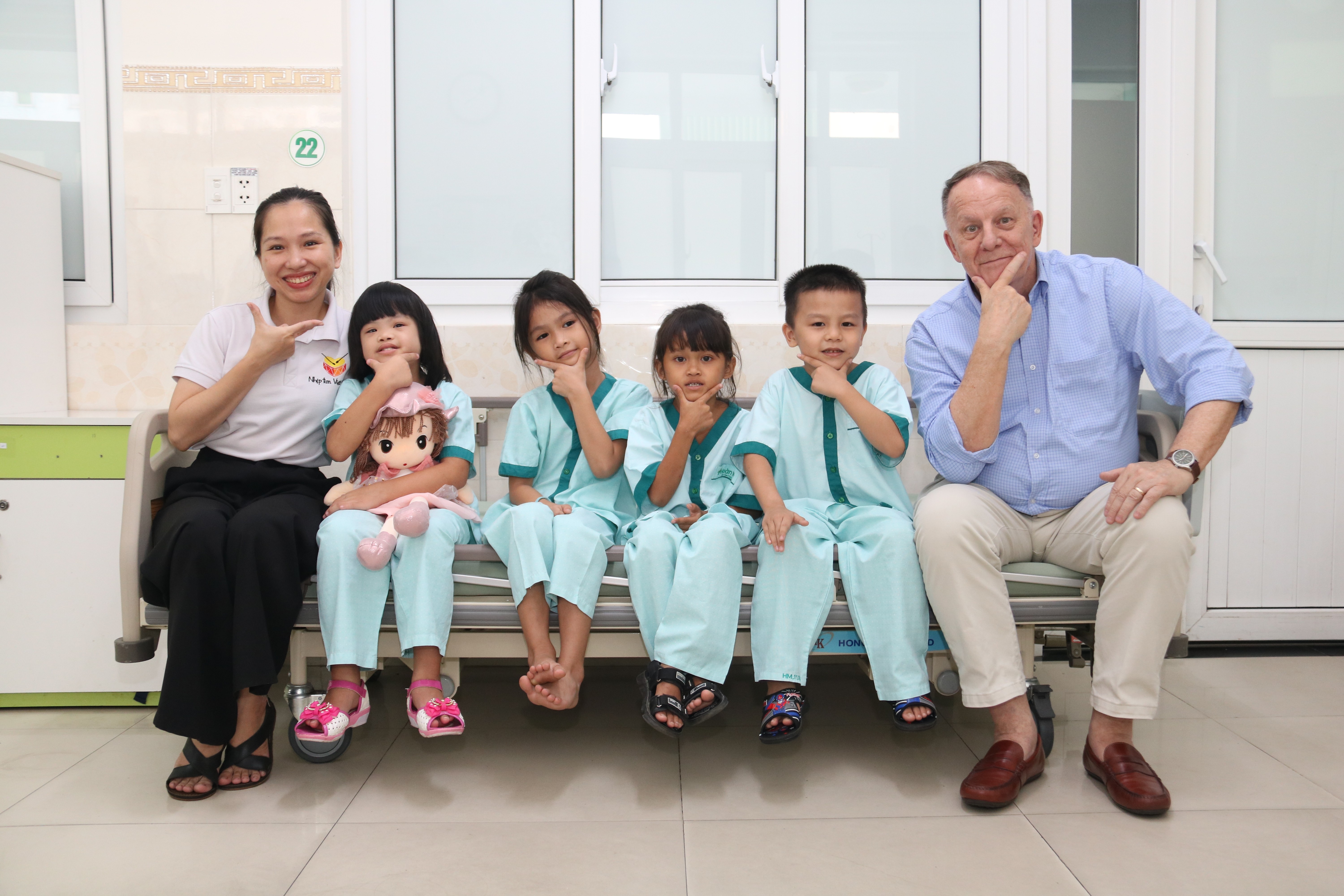 Ông Rad Kivette (thứ hai từ phải qua) ký kết thỏa thuận triển khai dự án “Mở đường đến Tương lai”. (Ảnh: NVCC)