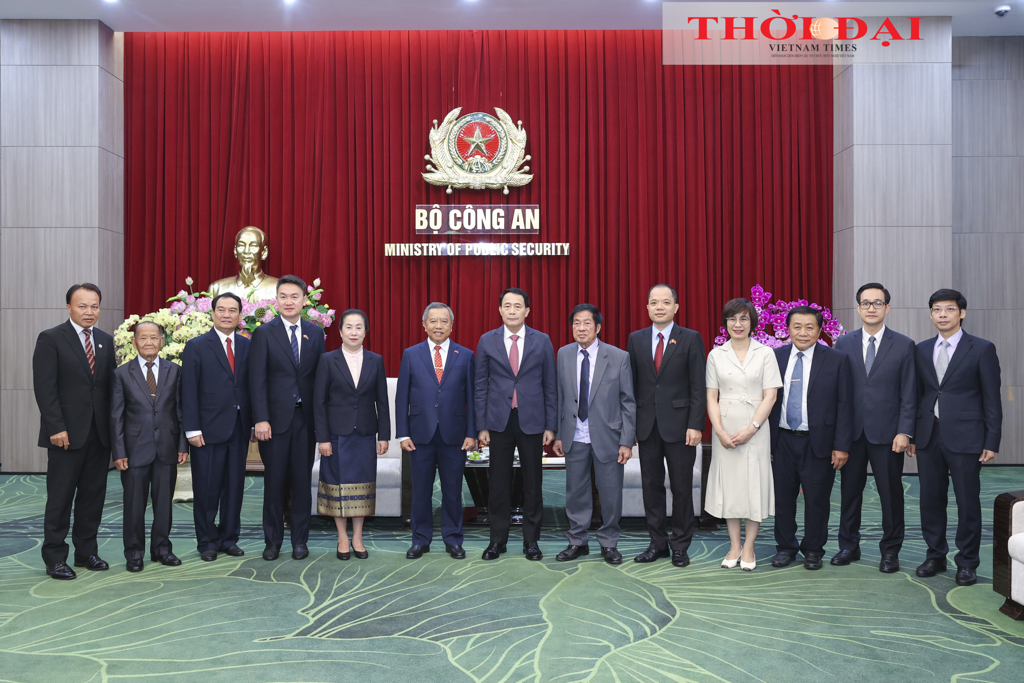 Các đại biểu chụp ảnh lưu niệm. (Ảnh: Đinh Hòa)