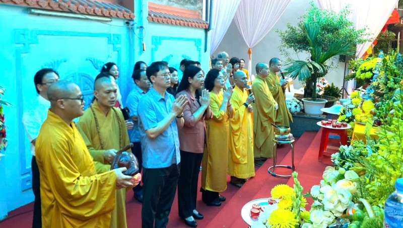Các đại biểu thắp thương tưởng niệm. (Ảnh: T.L)