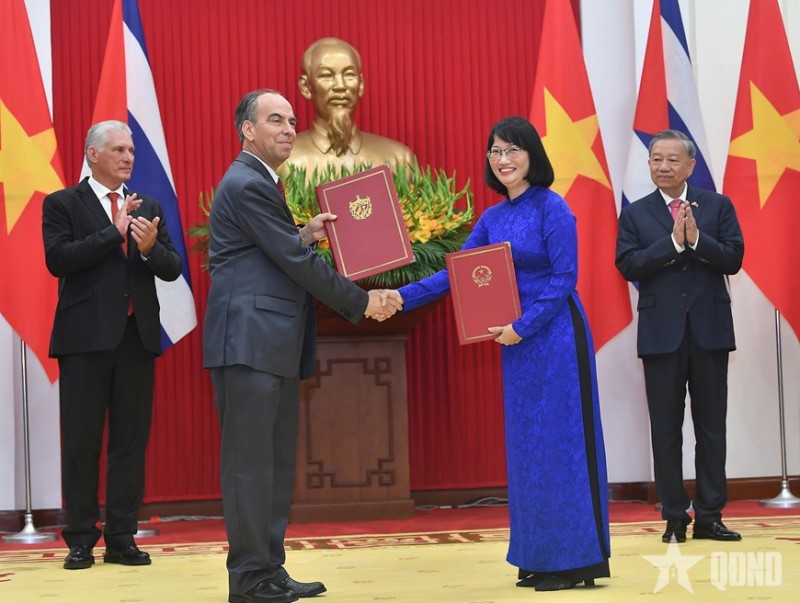 Một số văn kiện hợp tác được trao tại buổi lễ. 