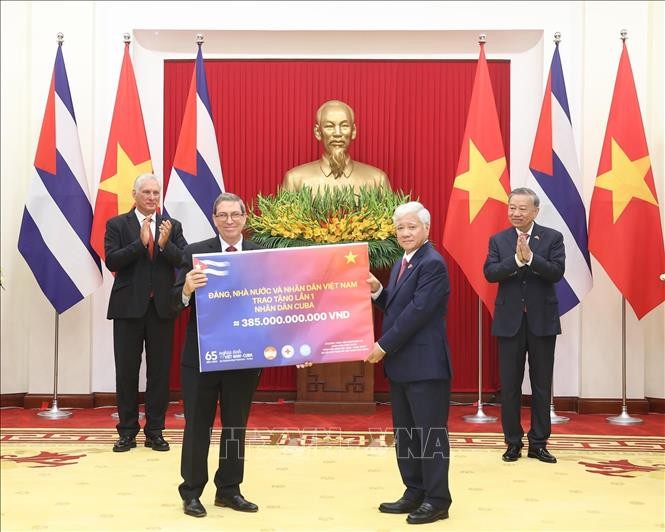 Lễ trao các Văn kiện hợp tác thắt chặt tình hữu nghị Việt Nam – Cuba