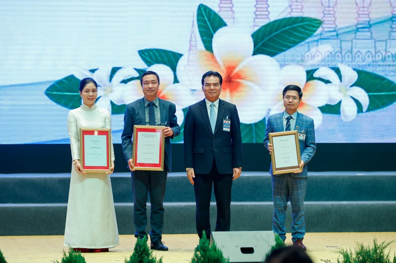 Lãnh đạo Bộ Kế hoạch và Đầu tư Lào trao hợp đồng tô nhượng dự án điện gió Savan 1 cho ông Nguyễn Thái Hà, Tổng Giám đốc Công ty TNHH MTV Điện gió Savan 1 (thứ hai từ trái sang). (Ảnh Nhật Bắc/VGP)