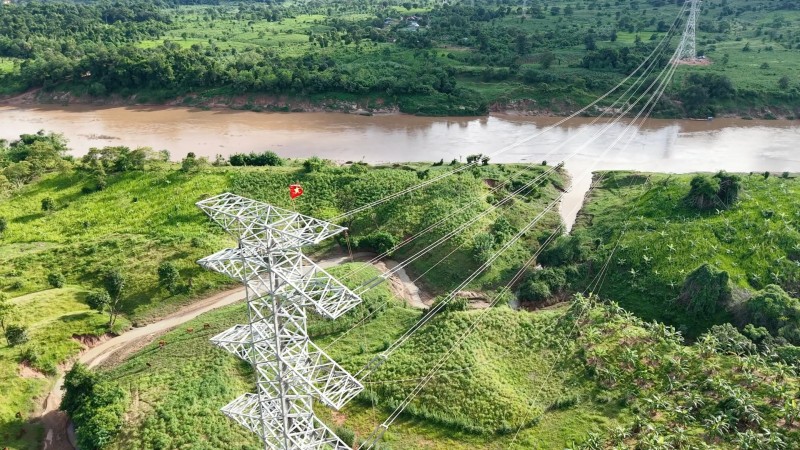 Sau hơn 6 tháng thi công thần tốc, tuyến đường dây truyền tải 220kV từ nhà máy điện gió Savan 1 trên lãnh thổ Lào đã được hoàn thành.