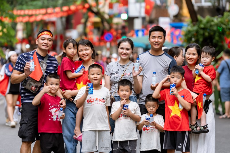 Ảnh 1: Mỗi góc phố như được khoác lên tấm áo mới, lấp lánh sắc màu của niềm tự hào, khiến bất cứ ai đặt chân đến cũng cảm nhận được nhịp đập hừng hực của một thành phố không ngủ, đang hòa cùng nhịp thở của toàn dân tộc trong ngày hội lớn của đất nước. (Ảnh: Vi Nam) Ảnh 1: Mỗi góc phố như được khoác lên tấm áo mới, lấp lánh sắc màu của niềm tự hào, khiến bất cứ ai đặt chân đến cũng cảm nhận được nhịp đập hừng hực của một thành phố không ngủ, đang hòa cùng nhịp thở của toàn dân tộc trong ngày hội lớn của đất nước. (Ảnh: Vi Nam)