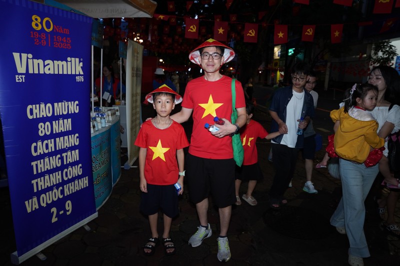 Ảnh 2A hoặc Ảnh 2B (báo chọn 1 trong 2 ảnh): Từ tờ mờ sáng, 15 điểm tiếp ứng dinh dưỡng của Vinamilk dọc các tuyến đường trọng yếu đã tấp nập người dân ghé qua. Từ người lớn cho đến trẻ con, ai cũng háo hức đón chờ thời khắc thiêng liêng - Lễ diễu binh diễu hành kỷ niệm 80 năm Quốc khánh 2/9. (Ảnh: Vi Nam) Ảnh 2A hoặc Ảnh 2B (báo chọn 1 trong 2 ảnh): Từ tờ mờ sáng, 15 điểm tiếp ứng dinh dưỡng của Vinamilk dọc các tuyến đường trọng yếu đã tấp nập người dân ghé qua. Từ người lớn cho đến trẻ con, ai cũng háo hức đón chờ thời khắc thiêng liêng - Lễ diễu binh diễu hành kỷ niệm 80 năm Quốc khánh 2/9. (Ảnh: Vi Nam)