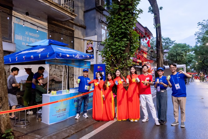 Ảnh 3A hoặc Ảnh 3B (báo chọn 1 trong 2 ảnh): Khi trời vừa hửng sáng, các cô gái xinh đẹp tham gia diễu hành cũng đã có mặt tại một điểm tiếp ứng dinh dưỡng của Vinamilk để tiếp thêm năng lượng trước khi tiếp tục nhiệm vụ của mình. (Ảnh: Vi Nam) Ảnh 3A hoặc Ảnh 3B (báo chọn 1 trong 2 ảnh): Khi trời vừa hửng sáng, các cô gái xinh đẹp tham gia diễu hành cũng đã có mặt tại một điểm tiếp ứng dinh dưỡng của Vinamilk để tiếp thêm năng lượng trước khi tiếp tục nhiệm vụ của mình. (Ảnh: Vi Nam)