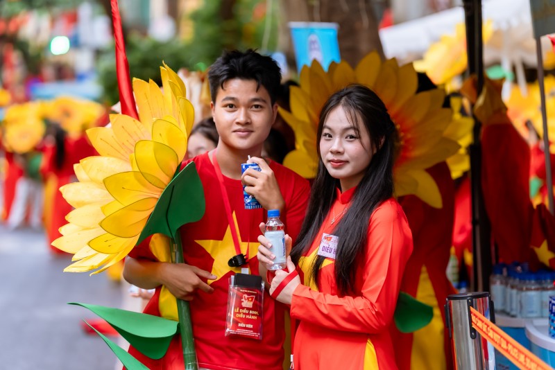 Ảnh 4A hoặc Ảnh 4B (báo chọn 1 trong 2 ảnh): Các đại biểu của Khối Văn hóa – Thể thao tranh thủ tiếp ứng dinh dưỡng trong giờ giải lao. Nước mát, sữa ngon và giàu dinh dưỡng của Vinamilk giúp mọi người tràn đầy năng lượng suốt lễ diễu hành. (Ảnh: Vi Nam) Ảnh 4A hoặc Ảnh 4B (báo chọn 1 trong 2 ảnh): Các đại biểu của Khối Văn hóa – Thể thao tranh thủ tiếp ứng dinh dưỡng trong giờ giải lao. Nước mát, sữa ngon và giàu dinh dưỡng của Vinamilk giúp mọi người tràn đầy năng lượng suốt lễ diễu hành. (Ảnh: Vi Nam)