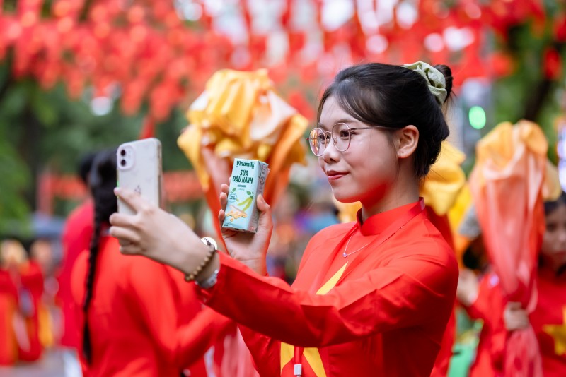 Ảnh 6A hoặc Ảnh 6B (báo chọn 1 trong 2 ảnh): Các bạn trẻ tranh thủ selfie với các sản phẩm dinh dưỡng của Vinamilk. (Ảnh: Vi Nam) Ảnh 6A hoặc Ảnh 6B (báo chọn 1 trong 2 ảnh): Các bạn trẻ tranh thủ selfie với các sản phẩm dinh dưỡng của Vinamilk. (Ảnh: Vi Nam)