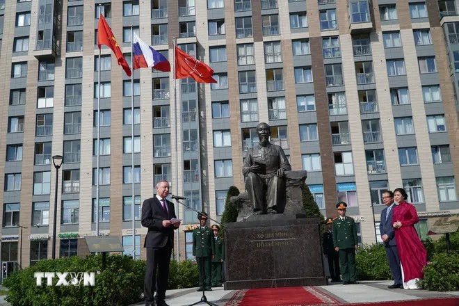 Thống đốc thành phố Saint Petersburg A.D.Beglov phát biểu tại lễ gắn biển Quảng trường Hồ Chí Minh tại Saint Petersburg (Nga). (Ảnh: TTXVN)
