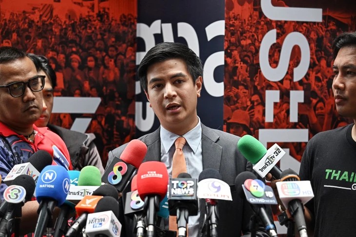 Người phát ngôn Parit Wacharasindhu của Đảng Nhân dân đối lập phát biểu ngày 2-9 - Ảnh: AFP