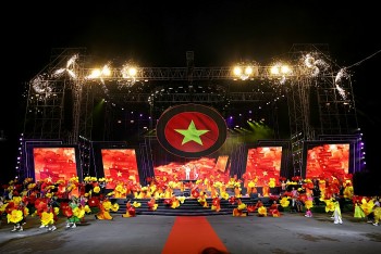 Cần Thơ rực rỡ “Lời Người vang mãi núi sông” trong đêm hội lớn 2/9