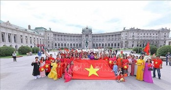 Lan tỏa tinh thần yêu nước qua sự kiện “Việt phục bộ hành” tại châu Âu