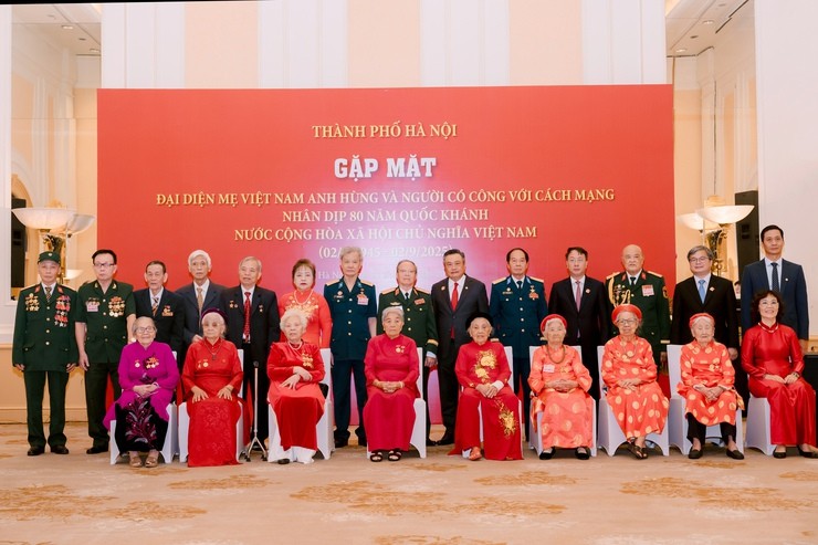 Hà Nội tri ân Bà mẹ Việt Nam Anh hùng, người có công nhân dịp 80 năm Quốc khánh 2/9