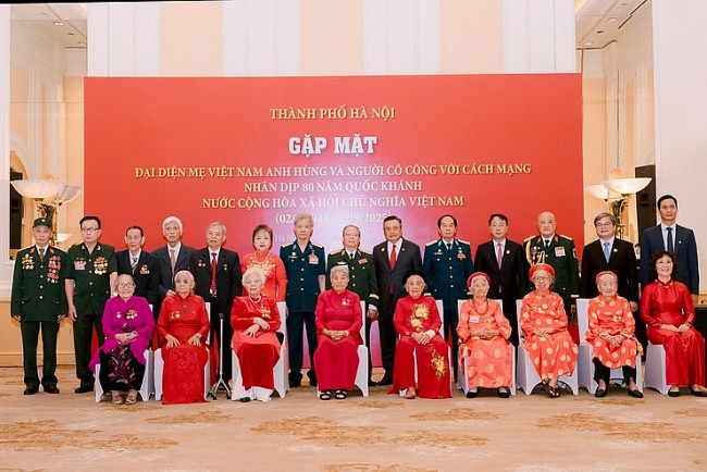 Hà Nội tri ân Bà mẹ Việt Nam Anh hùng, người có công nhân dịp 80 năm Quốc khánh 2/9