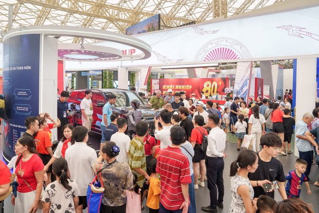 Ngắm Lạc Hồng 900 LX, khách tham quan chia sẻ: Đây là dấu ấn mới cho công nghiệp Việt trên bản đồ thế giới
