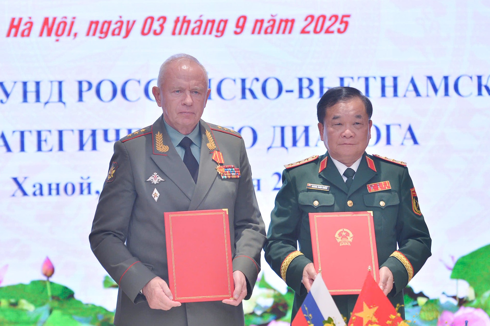 Hai Thứ trưởng ký biên bản Đối thoại Chiến lược Quốc phòng Việt Nam - Liên bang Nga.